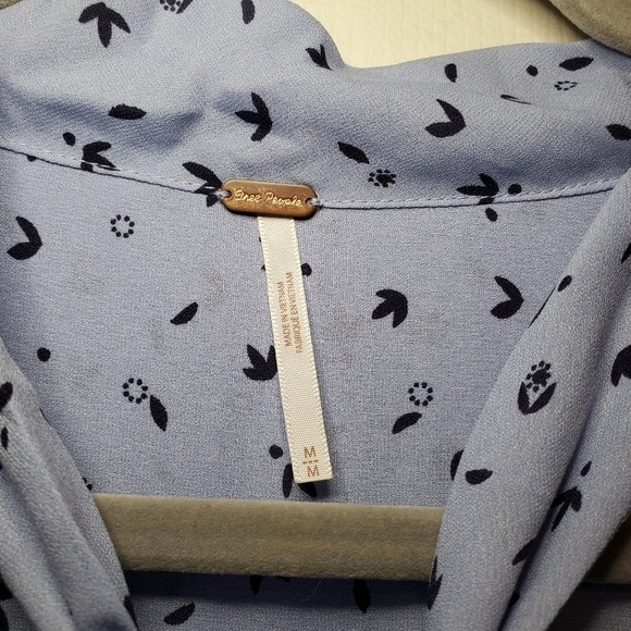 Free People Blue Abstract Floral Print Tie Front Blouse Size Medium - Picture 9 of 9